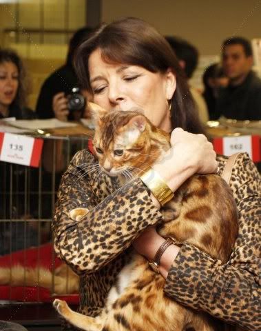 A linda Princesa Caroline de Monaco com um gato Bengal
